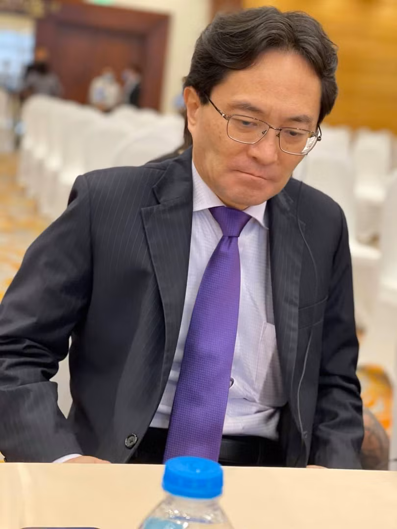 Nhóm G3 cho rằng chiếc ghế Chủ tịch của ông Yasuhiro Saitoh là không hợp pháp. Trong khi ông Saitoh khẳng định NHNN đã kết luận việc bầu ông là hợp lệ! Nhóm G3 cho rằng chiếc ghế Chủ tịch của ông Yasuhiro Saitoh là không hợp pháp. Trong khi ông Saitoh khẳng định NHNN đã kết luận việc bầu ông là hợp lệ!