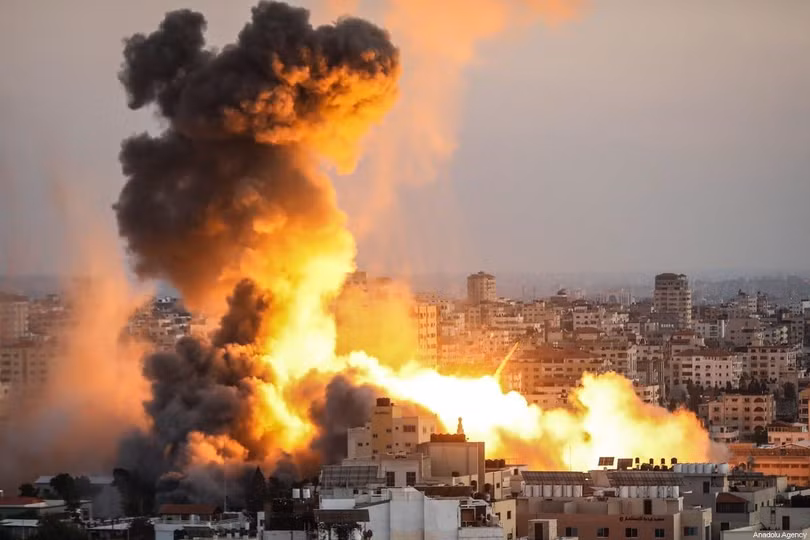 Cột lửa bốc lên sau một đòn không kích của Israel ở Gaza (Ảnh: Anadolu)