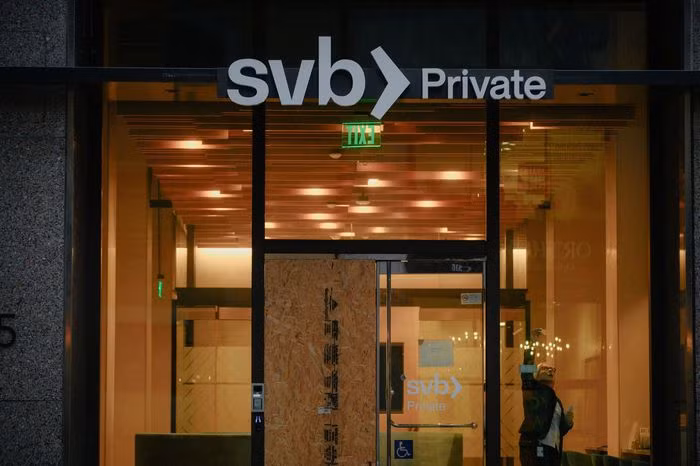 Cú sập SVB khiến nhiều khách hàng gửi tiền ở những ngân hàng khác cân nhắc về việc chuyển tiền gửi sang ngân hàng lớn hơn (Ảnh: Reuters) Cú sập SVB khiến nhiều khách hàng gửi tiền ở những ngân hàng khác cân nhắc về việc chuyển tiền gửi sang ngân hàng lớn hơn (Ảnh: Reuters)
