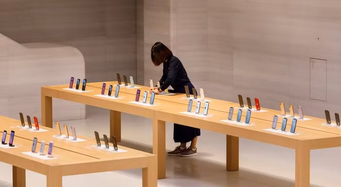 Cam kết hỗ trợ cả những mẫu điện thoại cũ, như iPhone 11, giúp Apple giành thêm thị phần (Ảnh: ShutterStock) Cam kết hỗ trợ cả những mẫu điện thoại cũ, như iPhone 11, giúp Apple giành thêm thị phần (Ảnh: ShutterStock)