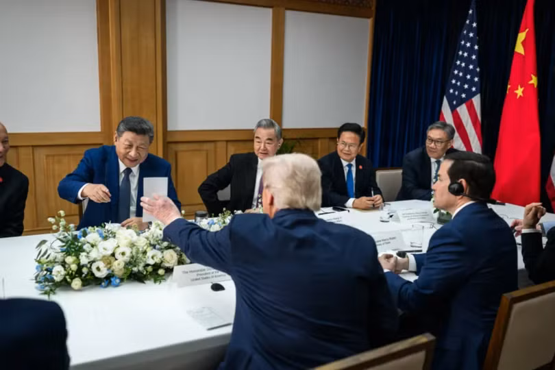 Ông Trump đưa cho ông Tập một tờ giấy trong cuộc họp. Ảnh: Nhà Trắng.