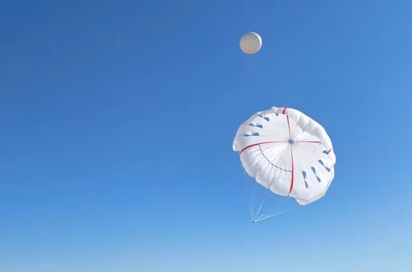 Trong quá trình thử nghiệm, chiếc diều rộng 5.000 mét vuông và hai chiếc diều rộng 1.200 mét vuông được kết nối đã được đưa lên không trung bằng khinh khí cầu helium. Ảnh: CCTV.