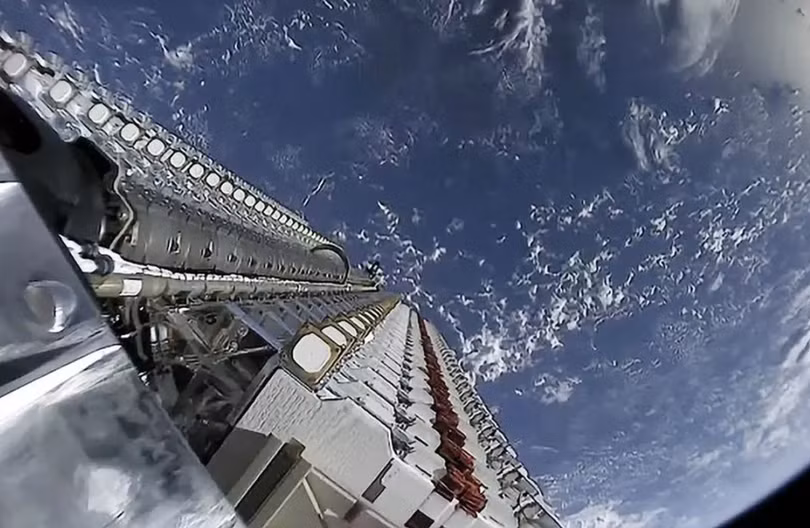 Các vệ tinh sẽ tạo thành một phần của chòm sao Starlink của SpaceX đang chờ được phóng vào quỹ đạo từ tên lửa Falcon 9 vào ngày 24/5. Ảnh: SpaceX.