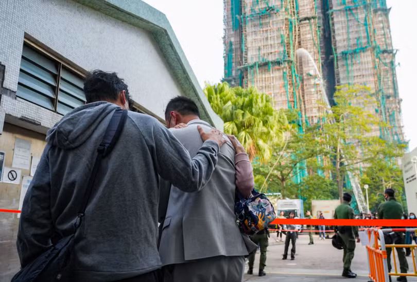 Cụ ông 76 tuổi tìm gia đình trong đống tro tàn, cộng đồng mạng Hong Kong gửi thông điệp đau buồn.png