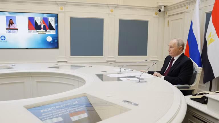 Tổng thống Nga Vladimir Putin tham dự buổi lễ lắp đặt bình phản ứng tại tổ máy điện đầu tiên của Nhà máy điện hạt nhân El Dabaa của Ai Cập qua hội nghị truyền hình tại Điện Kremlin ở Moscow, Nga, ngày 20/11. Ảnh: Sputnik.