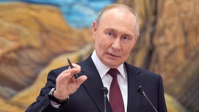 Tổng thống Nga Vladimir Putin phát biểu với các phóng viên sau chuyến thăm Kyrgyzstan tại Văn phòng Tổng thống Yntymak Ordo ở Bishkek, Kyrgyzstan. Ảnh: Sputnik.