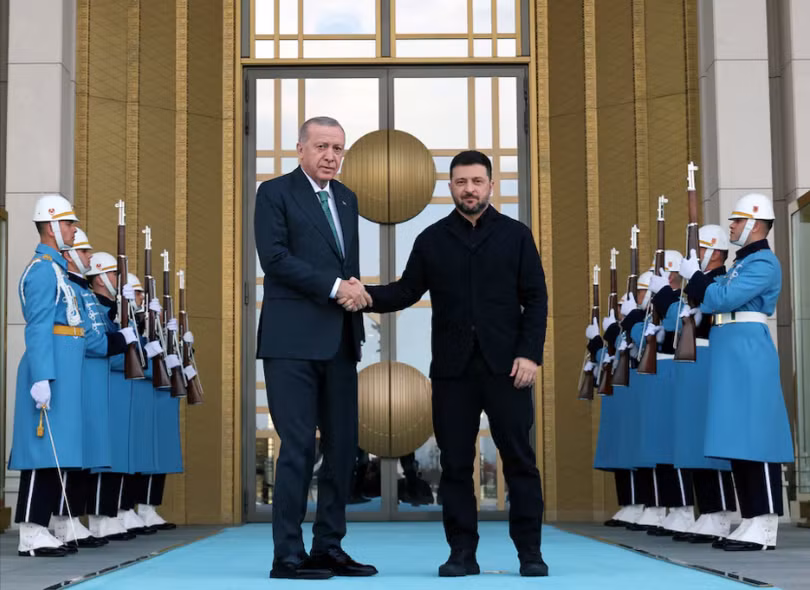Tổng thống Thổ Nhĩ Kỳ Tayyip Erdogan chào đón Tổng thống Ukraine Volodymyr Zelensky tại Dinh Tổng thống ở Ankara, Thổ Nhĩ Kỳ, ngày 19/11. Ảnh: Reuters.