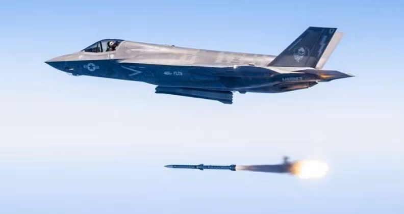 F-35 phóng tên lửa AIM-120. Ảnh: MW.