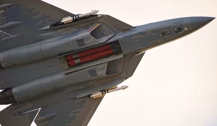Su-57 với tên lửa chống bức xạ Kh-58UShKE trong khoang bên trong. Ảnh: MW.