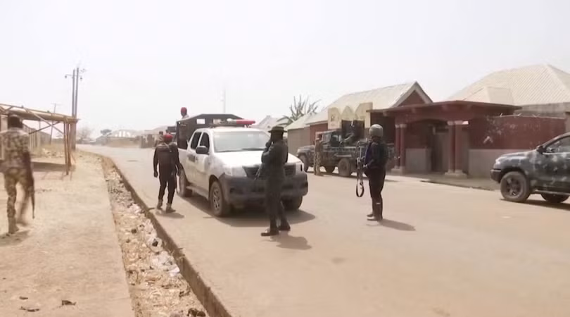 Lực lượng an ninh tuần tra trên đường phố giữa lúc bạo lực gia tăng ở Mangu, bang Plateau, Nigeria, ngày 24/1/2024. Ảnh: Reuters.