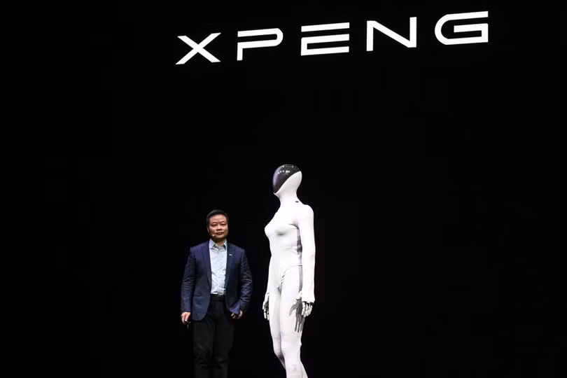 He Xiaopeng, đồng sáng lập kiêm chủ tịch của hãng sản xuất xe điện Trung Quốc Xpeng, ra mắt robot hình người Iron thế hệ tiếp theo của công ty. Ảnh: AFP.