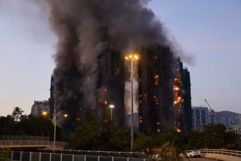 Thảm họa kinh hoàng ở Hong Kong Cháy dữ dội lan qua 8 tòa tháp, ít nhất 14 người thiệt mạng 3.png