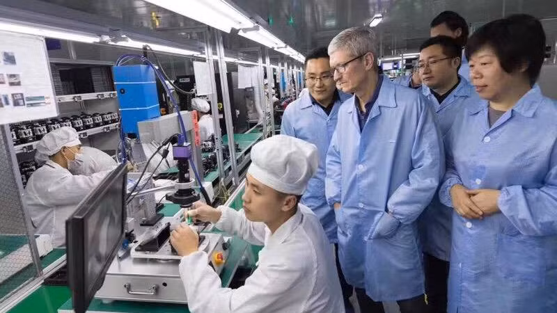 Tim Cook tham quan nhà máy của Luxshare trong năm 2017 (Ảnh: Verdict) Tim Cook tham quan nhà máy của Luxshare trong năm 2017 (Ảnh: Verdict)