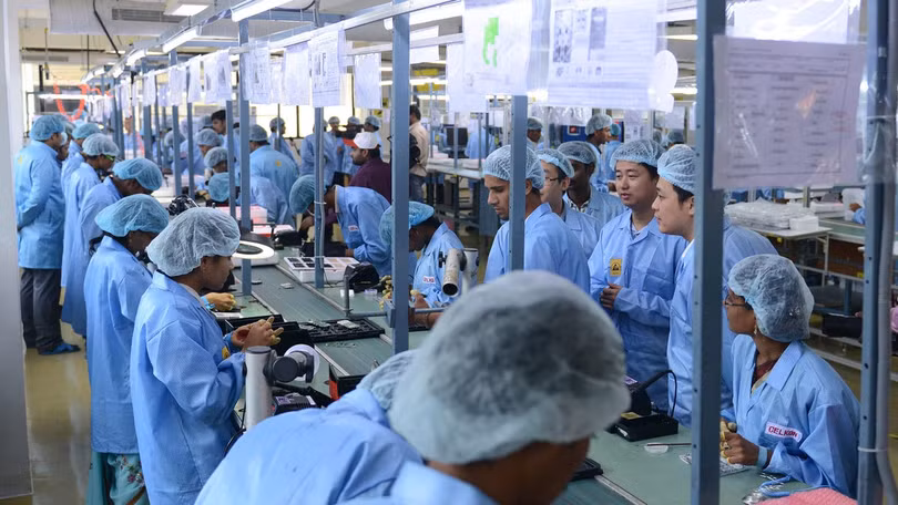 Bên trong một xưởng lắp ráp smartphone ở Ấn Độ (Ảnh: Forbes) Bên trong một xưởng lắp ráp smartphone ở Ấn Độ (Ảnh: Forbes)