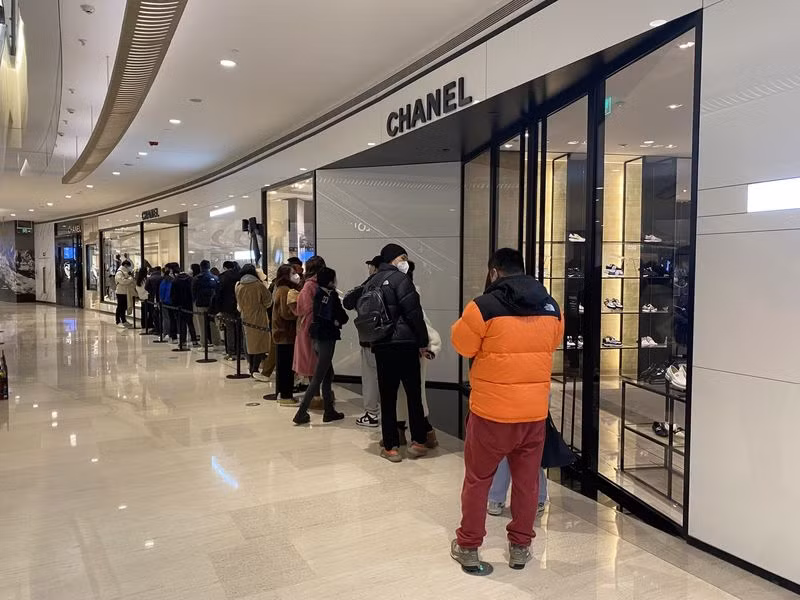 Người dân xếp hàng mua quà xa xỉ dịp Giáng sinh ở Thượng Hải (Ảnh: Bloomberg)