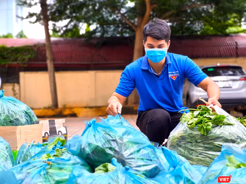 Các bạn trẻ háo hức chất rau quả lên xe để “tiếp lửa” người dân Sài thành đang “gồng mình” trong làn sóng dịch bệnh.