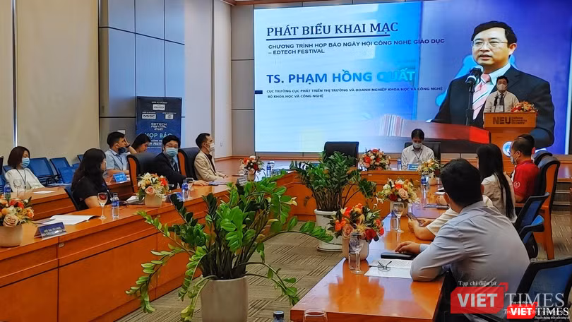 Toàn cảnh họp báo. Toàn cảnh họp báo.