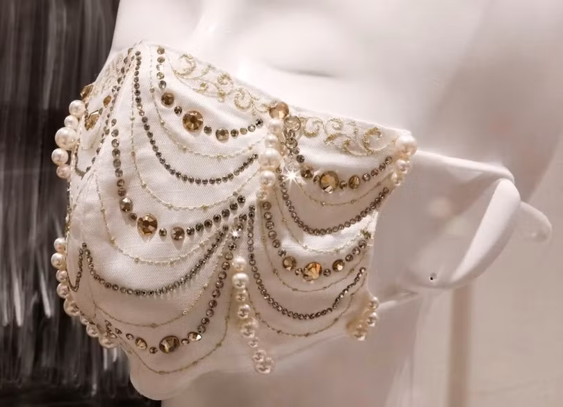 Khẩu trang đính kim cương 0,7 carat, bạch kim và pha lê (Ảnh: Reuters) Khẩu trang đính kim cương 0,7 carat, bạch kim và pha lê (Ảnh: Reuters)