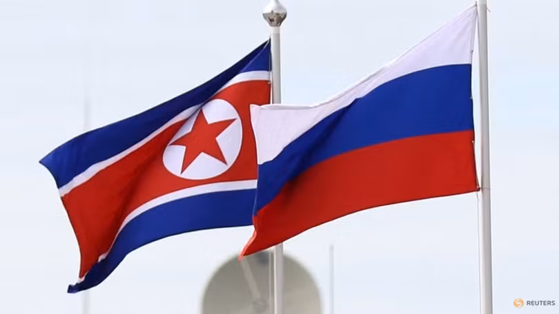 Cờ Nga và Triều Tiên tung bay tại Vostochny Сosmodrome ở vùng Amur cực đông, Nga vào ngày 13/9/2023. Ảnh: Reuters.