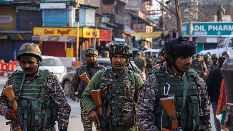 Lực lượng an ninh Ấn Độ tuần tra trên đường phố Pahalgam thuộc lãnh thổ liên bang Jammu và Kashmir của Ấn Độ, ngày 23/4. Ảnh: Getty.