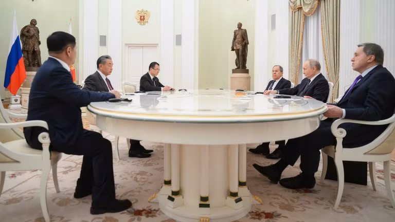 Tổng thống Nga Vladimir Putin và Bộ trưởng Ngoại giao Trung Quốc Vương Nghị, thứ hai từ trái sang, tham dự một cuộc họp tại Điện Kremlin ở Moscow, Nga. Ảnh: Sputnik.