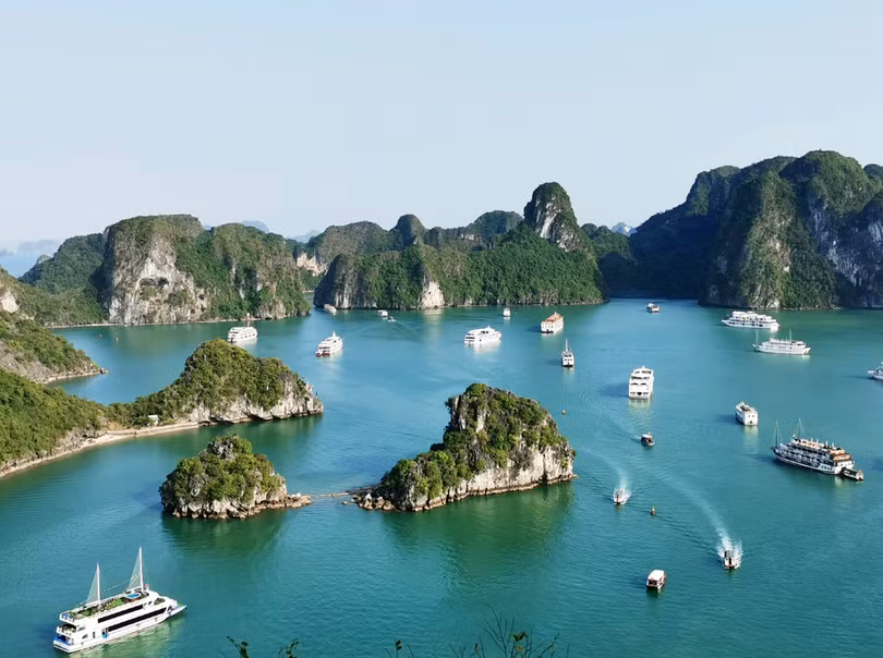 Hình ảnh Vịnh Hạ Long được truyền thông Trung Quốc đăng tải trong một bài viết quảng bá về du lịch Việt Nam. Ảnh: CGTN.