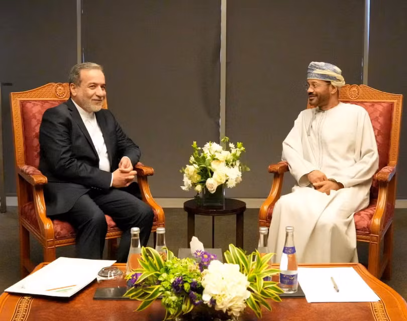 Bộ trưởng Ngoại giao Iran Abbas Araghchi gặp người đồng cấp Oman Sayyid Badr Albusaidi trước cuộc đàm phán với đặc phái viên Trung Đông của Mỹ Steve Witkoff tại Muscat, ngày 12/4. Ảnh: Reuters.