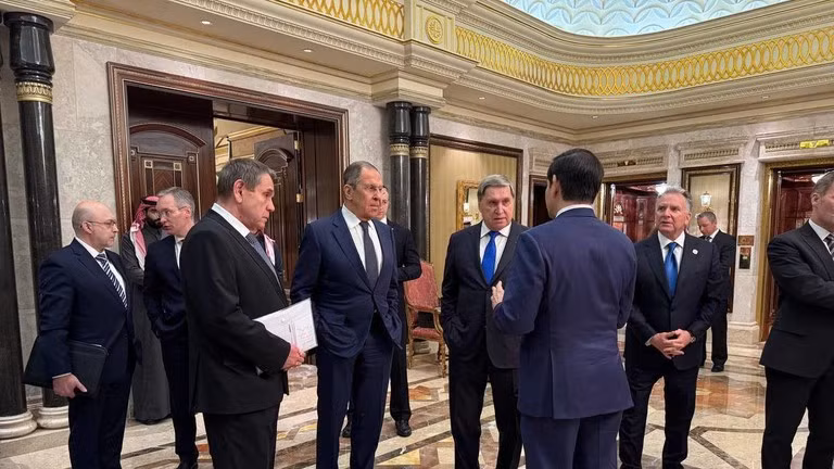 Bộ trưởng Ngoại giao Nga Sergey Lavrov và Cố vấn Chính sách Đối ngoại của Tổng thống Nga Vladimir Putin, ông Yuri Ushakov, trò chuyện với các quan chức Arab Saudi sau cuộc hội đàm Nga-Mỹ tại Riyadh vào ngày 18/2. Ảnh: Getty.
