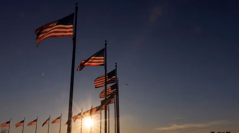 Quốc kỳ Mỹ tung bay tại Đài tưởng niệm Washington ở Washington, DC, vào tháng 2. Ảnh: Reuters.