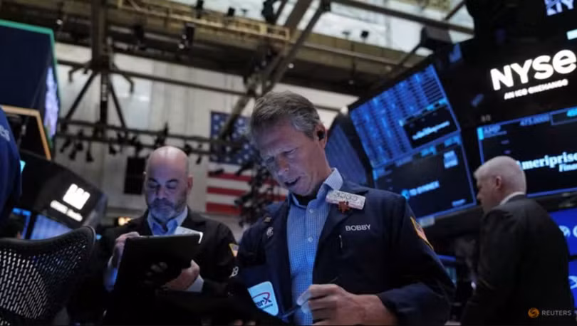 Các nhà giao dịch làm việc trên sàn giao dịch chứng khoán New York (NYSE), ngày 10/4. Ảnh: Reuters.