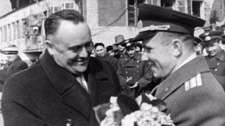 Ông Sergey Korolev (trái) chúc mừng Yuri Gagarin đã hoàn thành thành công chuyến bay vũ trụ đầu tiên mang tính lịch sử của mình, năm 1961. Ảnh: RIA Novosti.