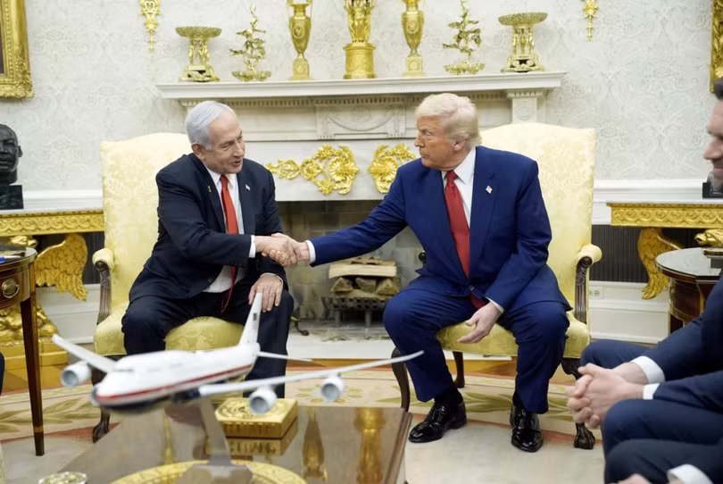 Tổng thống Mỹ Donald Trump và Thủ tướng Israel Benjamin Netanyahu trong cuộc gặp tại Phòng Bầu dục ở Nhà Trắng hôm 7/4. Ảnh: EPA.