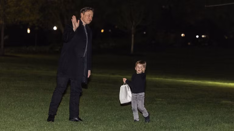 Elon Musk và con trai X Æ đi dạo trên bãi cỏ phía nam của Nhà Trắng vào ngày 13/4 tại Washington, DC. Ảnh: Getty.