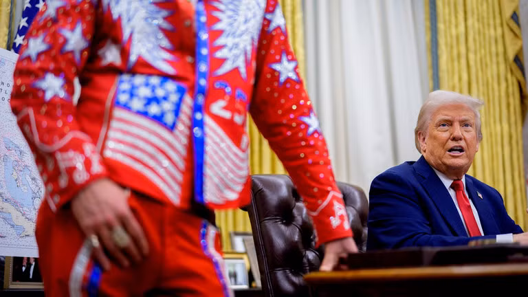 Tổng thống Mỹ Donald Trump, cùng với nghệ sĩ Kid Rock, phát biểu trong sự kiện ký sắc lệnh hành pháp tại Nhà Trắng vào ngày 31/3 tại Washington, DC. Ảnh: Getty.