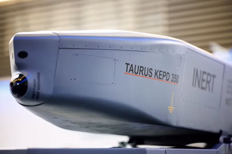 Tên lửa hành trình không đối đất Taurus của Đức-Thụy Điển được giới thiệu tại phòng trưng bày của công ty quốc phòng châu Âu MBDA. Ảnh: Getty.