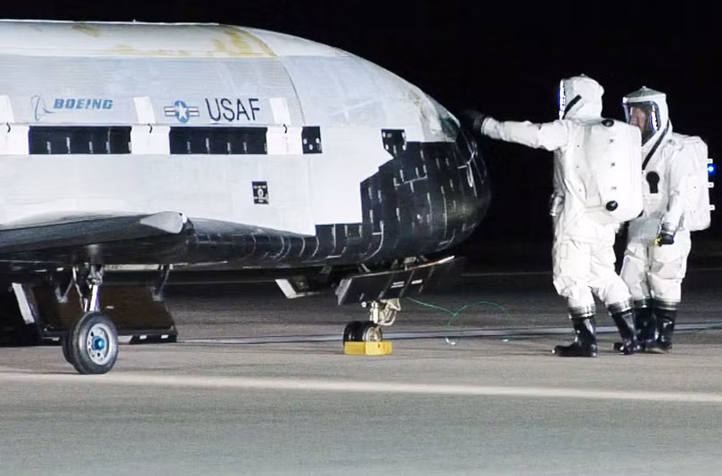 X-37B trở về sau 908 ngày hoạt động trên quỹ đạo Trái Đất (Ảnh: Wired)