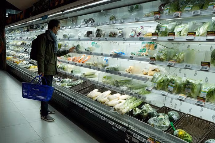 Siêu thị vẫn duy trì hoạt động, nhưng nhiều nhà hàng và cửa hàng ở Bắc Kinh phải đóng cửa (Ảnh: AP) Siêu thị vẫn duy trì hoạt động, nhưng nhiều nhà hàng và cửa hàng ở Bắc Kinh phải đóng cửa (Ảnh: AP)
