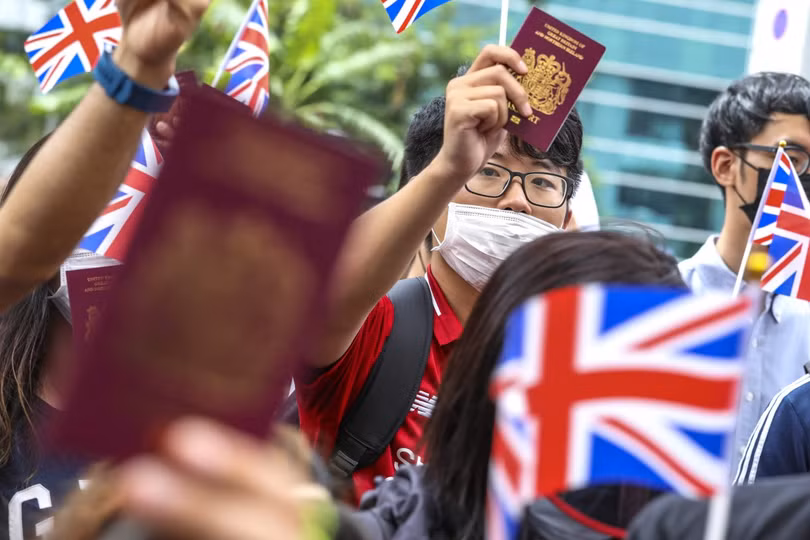 Anh từng hứa hẹn sẽ mở ra con đường nhập tịch cho những người Hong Kong sở hữu hộ chiếu BNO (Ảnh: SCMP)
