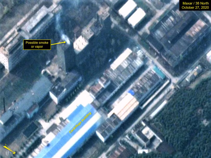 Khói hoặc hơi nước bốc lên từ một tòa nhà trong khu phức hợp Yongbyon (Ảnh: Sputnik) Khói hoặc hơi nước bốc lên từ một tòa nhà trong khu phức hợp Yongbyon (Ảnh: Sputnik)