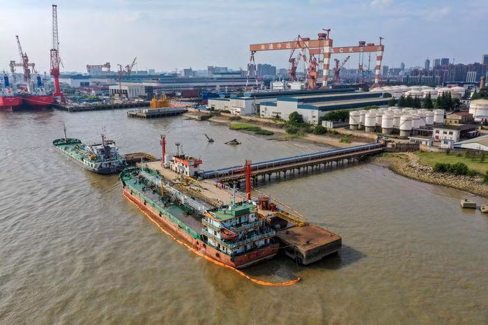 Khách hàng Trung Quốc tìm cách che giấu nguồn gốc dầu thô Nga để giảm chi phí vận chuyển (Ảnh: Reuters)