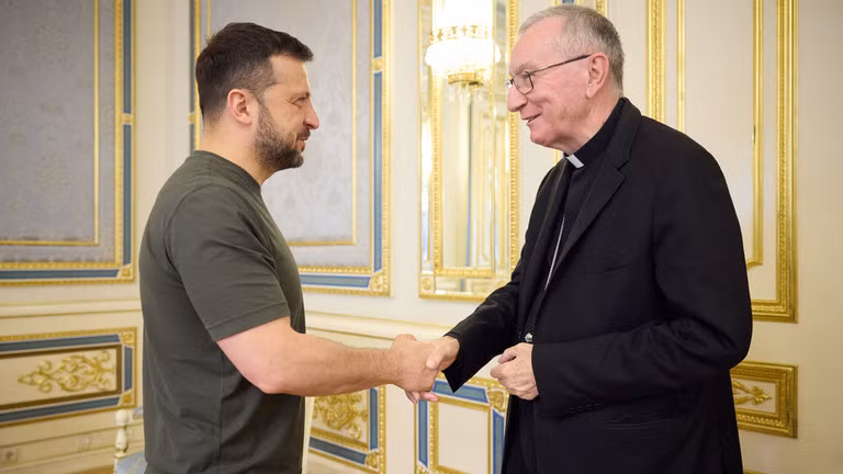 Tổng thống Zelensky (trái) chào đón Đức Hồng Y Pietro Parolin tại Kiev (Ảnh: AFP)