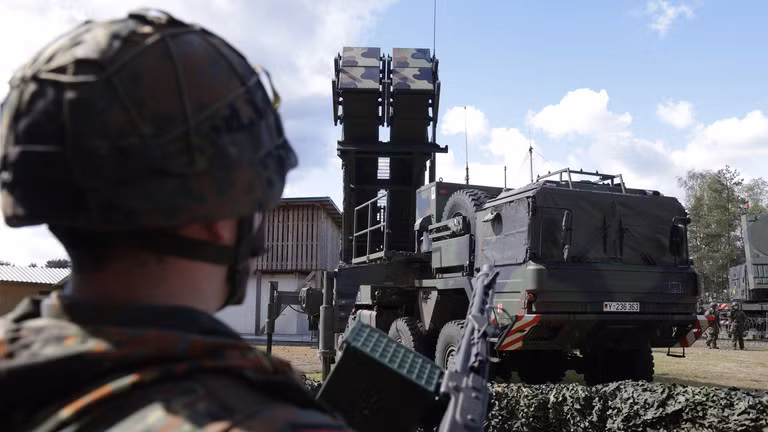 Một quân nhân dự bị đứng cạnh bệ phóng của hệ thống tên lửa Patriot ở Munster, Đức ngày 18/4/2024 (Ảnh: Getty)