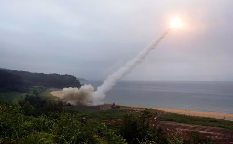 Hệ thống tên lửa ATACMS khai hỏa trong cuộc tập trận chung (Ảnh: Getty)