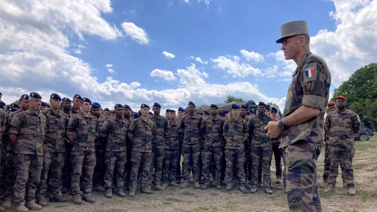 Tham mưu trưởng Quân đội Pháp, Tướng Pierre Schill (phải), thăm quân đội Pháp tại Cincu, Romania vào ngày 22/5/2022 (Ảnh: AFP)