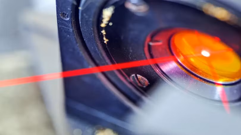 Hình ảnh chùm tia laser đang được phóng ra từ một thiết bị. Ảnh: iStock.