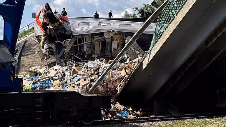Hiện trường vụ sập cầu đường sắt ở Nga. Ảnh: RIA Novosti.