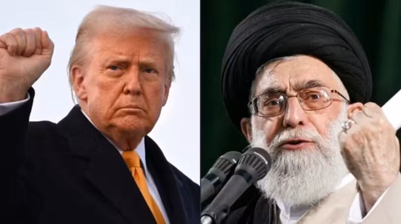 Tổng thống Mỹ Donald Trump giơ nắm đấm khi lên chuyên cơ Không lực Một tại Căn cứ chung Andrews ở Maryland vào ngày 7/3. Lãnh tụ tối cao Iran Ayatollah Ali Khamenei có bài phát biểu tại Tehran vào ngày 4/6/2007. Ảnh: Reuters.
