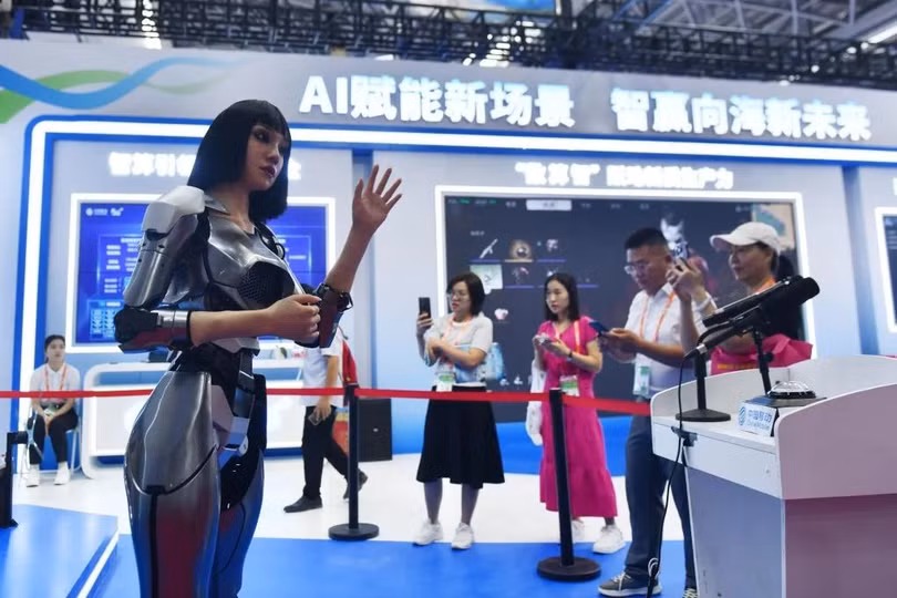 Một robot tương tác ra hiệu tại Triển lãm Trung Quốc-ASEAN ở Nam Ninh, Quảng Tây, vào tháng 9 năm ngoái. Ảnh: Xinhua.