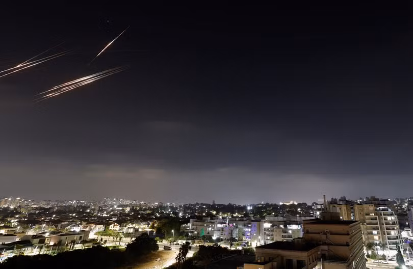 Tên lửa phóng từ Iran bị đánh chặn, nhìn từ thành phố Ashkelon, Israel. Ảnh: Reuters.