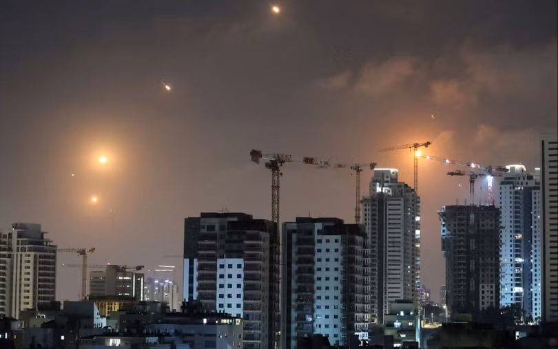Hình ảnh tên lửa Iran tấn công tên lửa nhằm vào lãnh thổ của Israel trong đêm 13/6. Ảnh: Reuters.